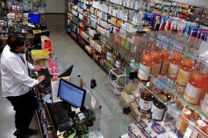 A MP 653, altera a Lei nº 13.021, de 8 de agosto de 2014, que dispõe sobre o exercício e a fiscalização das atividades farmacêuticas.