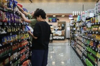 Supermercados em 2026: mudança na jornada de trabalho pode afetar o preços
