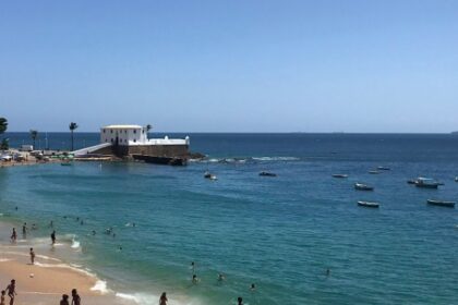 Turista denuncia golpe de mais de R$ 4 mil por queijo coalho no Porto da Barra, em Salvador