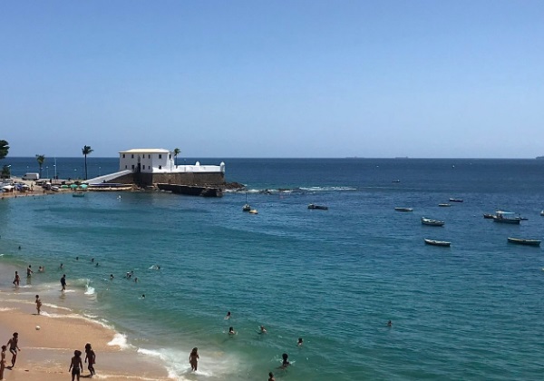 Turista denuncia golpe de mais de R$ 4 mil por queijo coalho no Porto da Barra, em Salvador
