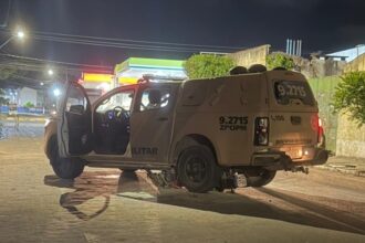 Acidente em Cruz das Almas: motociclista fica ferido após colisão com viatura da PM