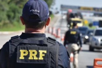 Acidente grave entre carreta e picape deixa um morto e bloqueia BR-349, em Correntina