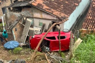 Acidente na BR-420: carro sai da pista e atinge casa em Ubaíra