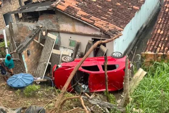 Acidente na BR-420: carro sai da pista e atinge casa em Ubaíra