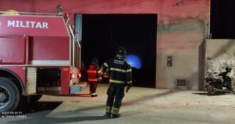 Bombeiros do 17º BBM combatem incêndio em galpão de pneus em Barreiras | SSP