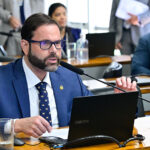 Em pronunciamento, à bancada, senador Jorge Seif (PL-SC).