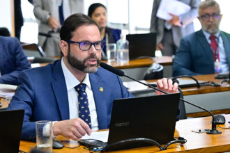 Em pronunciamento, à bancada, senador Jorge Seif (PL-SC).