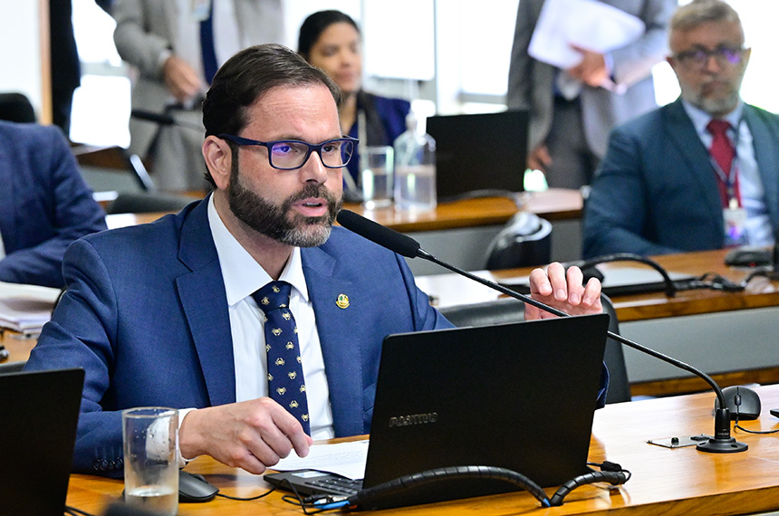 Em pronunciamento, à bancada, senador Jorge Seif (PL-SC).