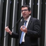 Deputado Marcelo Queiroz fala ao microfone