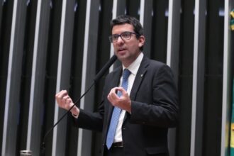 Deputado Marcelo Queiroz fala ao microfone