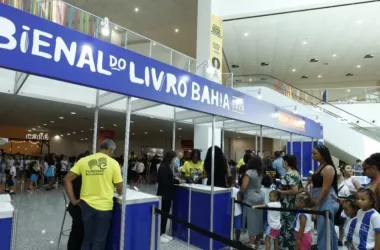 Coletivos Bahia Pela Paz levam mais de 100 jovens periféricos para a Bienal do Livro em Salvador | SEADES