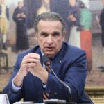 Deputado Hugo Leal fala ao microfone