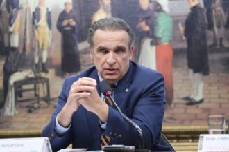 Deputado Hugo Leal fala ao microfone