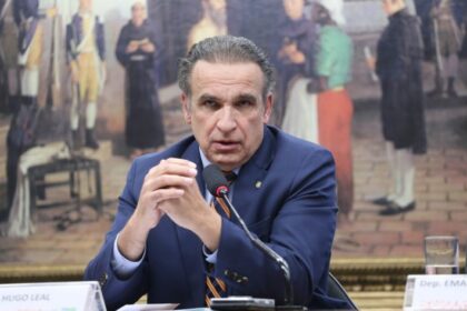 Deputado Hugo Leal fala ao microfone