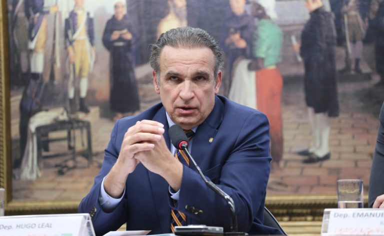 Deputado Hugo Leal fala ao microfone