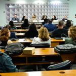 Da bancada, convidados participam da audiência.