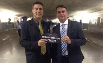 Delegado da PF flagrado furtando em Recife livrou Flávio Bolsonaro em inquérito sobre lavagem de dinheiro