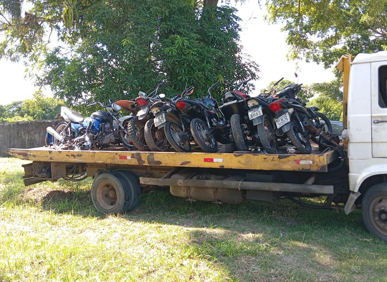 Dois homens são presos e 11 motos adulteradas são apreendidas em oficina clandestina em Santo Amaro