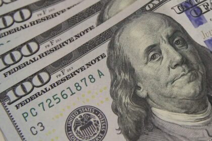 Dólar cai para R$ 5,01, e bolsa renova recorde
