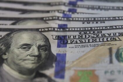 Dólar volta a fechar abaixo de R$ 5