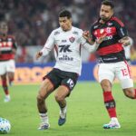 Flamengo vence Vitória e larga na frente