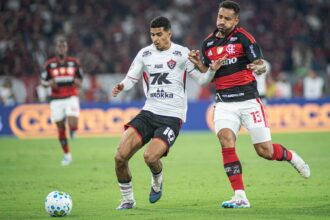 Flamengo vence Vitória e larga na frente
