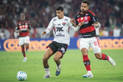 Flamengo vence Vitória e larga na frente