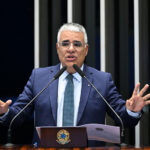 Em discurso, à tribuna, senador Eduardo Girão (Novo-CE).