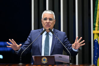 Em discurso, à tribuna, senador Eduardo Girão (Novo-CE).