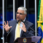 Em discurso, à tribuna, senador Eduardo Girão (Novo-CE).