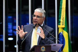 Em discurso, à tribuna, senador Eduardo Girão (Novo-CE).