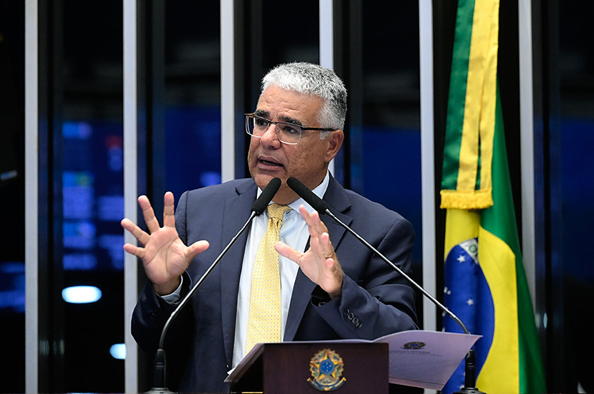Em discurso, à tribuna, senador Eduardo Girão (Novo-CE).