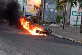 Homem é preso após incendiar a própria moto durante blitz em Feira de Santana