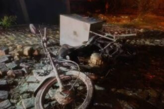 Homem é preso após incendiar moto de entregador por ciúmes no sul da Bahia