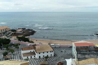 Idosa de Brasília é presa por injúria racial na orla de Salvador após denúncia de testemunha