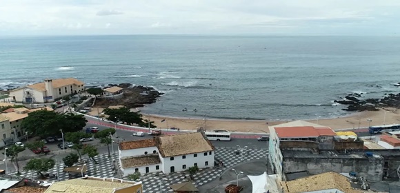 Idosa de Brasília é presa por injúria racial na orla de Salvador após denúncia de testemunha