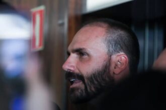 Moraes vota para condenar Eduardo Bolsonaro por difamação