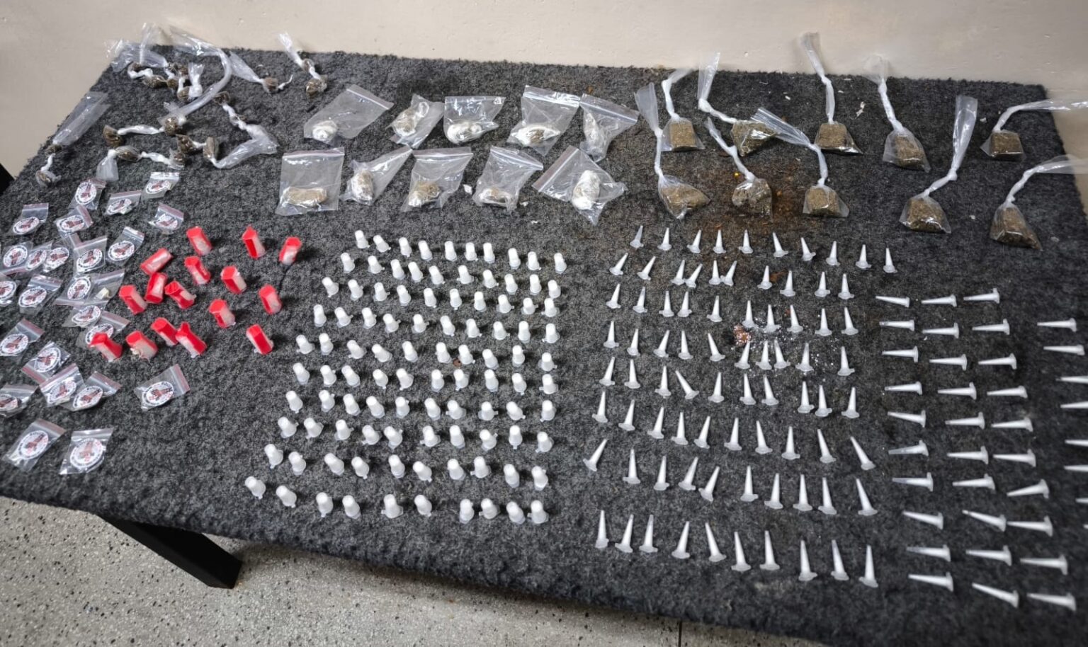 PM apreende drogas durante ação na Liberdade