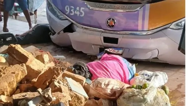 Pelo menos duas pessoas morrem após ônibus invadir rodoviária na Bahia