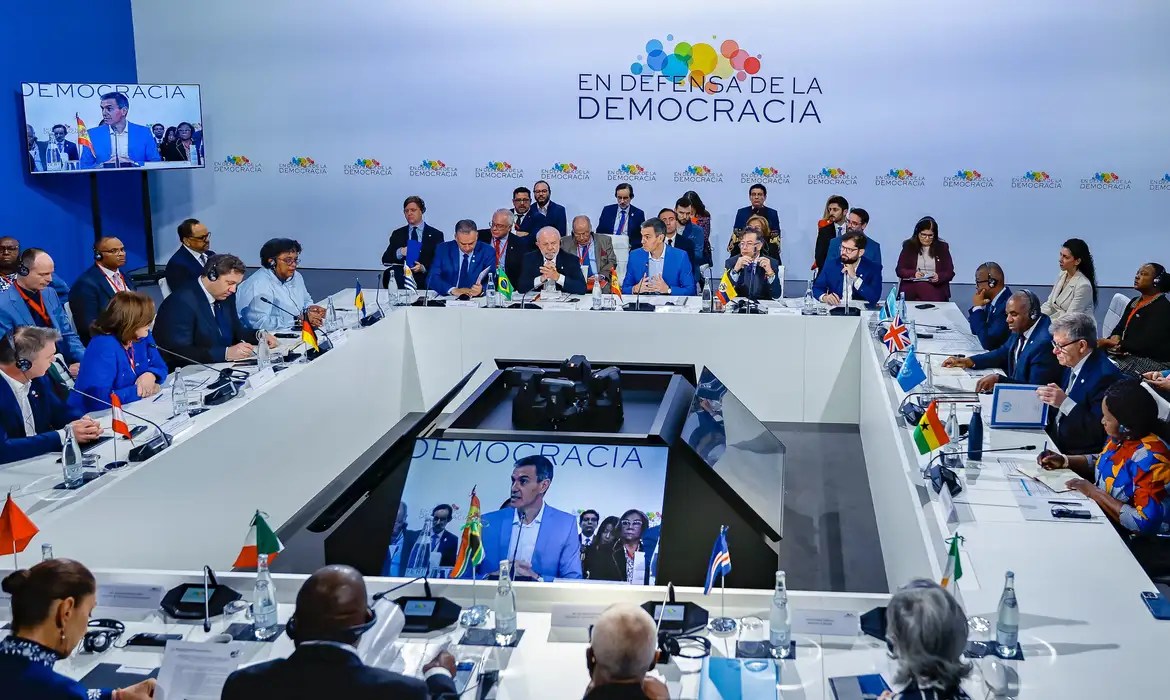 Pobres não podem pagar por irresponsabilidade das guerras, diz Lula