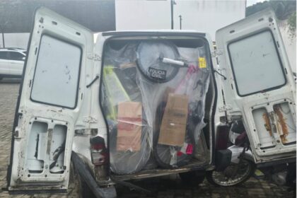 Polícia recupera carga roubada e prende suspeito após perseguição na BR-101