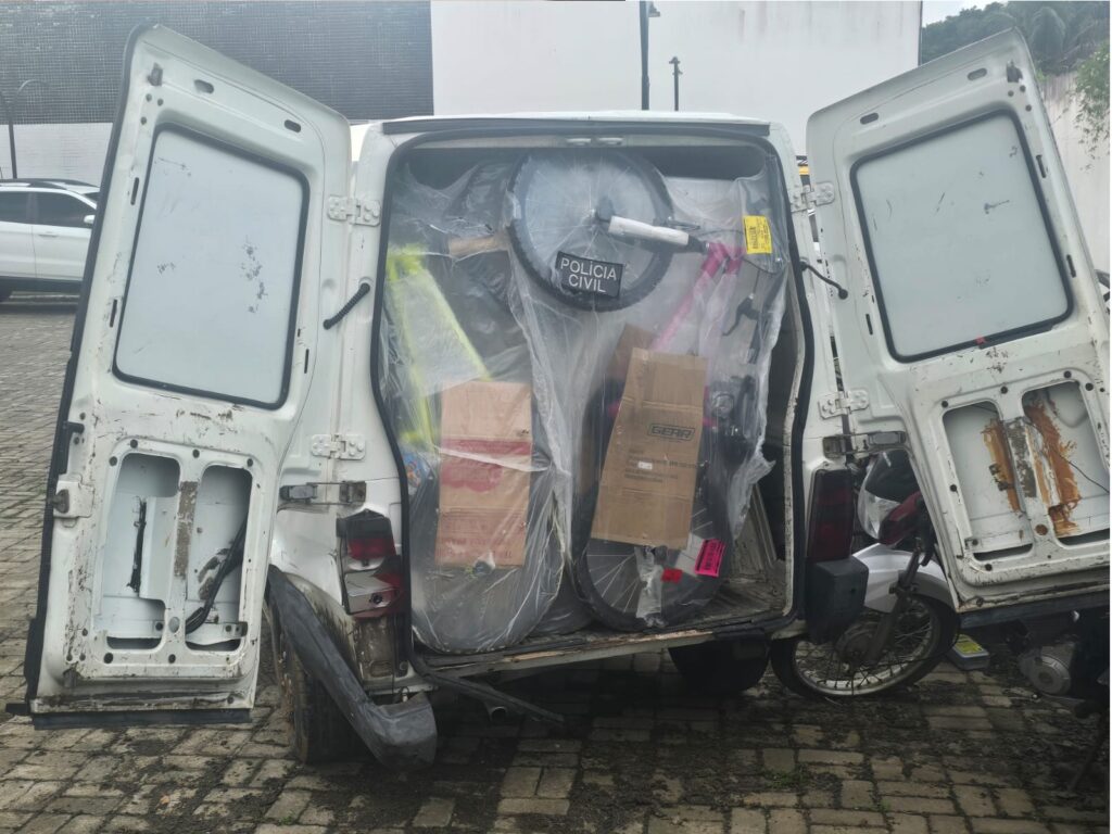 Polícia recupera carga roubada e prende suspeito após perseguição na BR-101