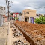 Prefeitura de Santo Antônio de Jesus realiza obra de drenagem para resolver alagamentos na rua Vereador João Delfino – Prefeitura de Santo Antônio de Jesus - BA