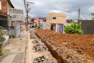 Prefeitura de Santo Antônio de Jesus realiza obra de drenagem para resolver alagamentos na rua Vereador João Delfino – Prefeitura de Santo Antônio de Jesus - BA