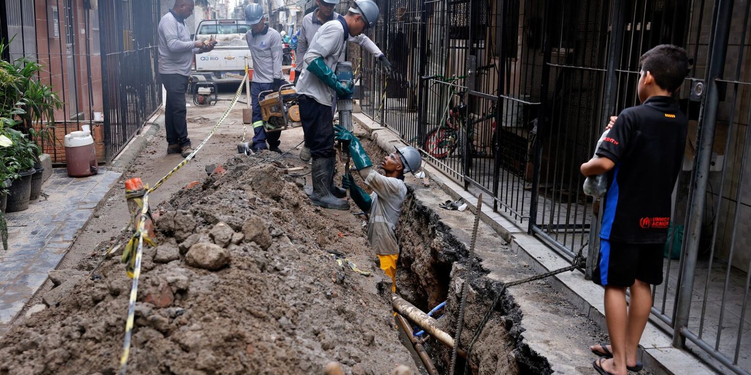 Professora alerta para endividamento com taxa de água e esgoto na Maré
