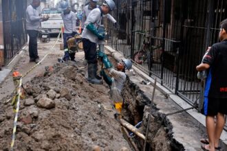 Professora alerta para endividamento com taxa de água e esgoto na Maré