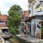 Vista de uma rua da favela