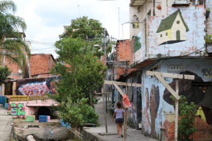 Vista de uma rua da favela