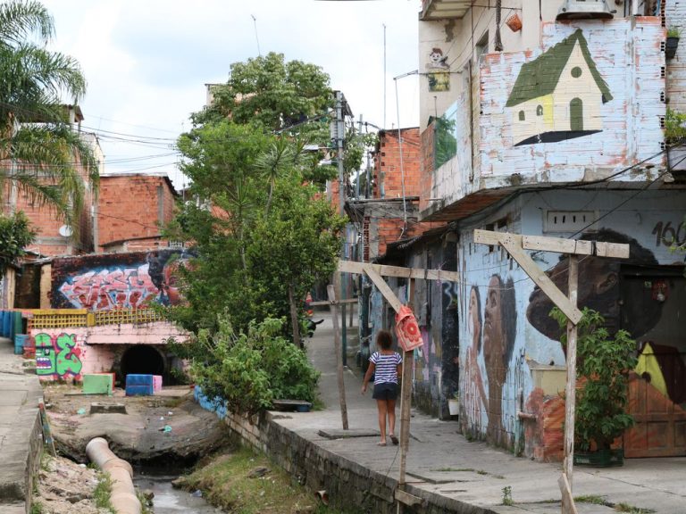 Vista de uma rua da favela
