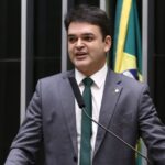 Deputado Rubens Pereira Júnior fala ao microfone